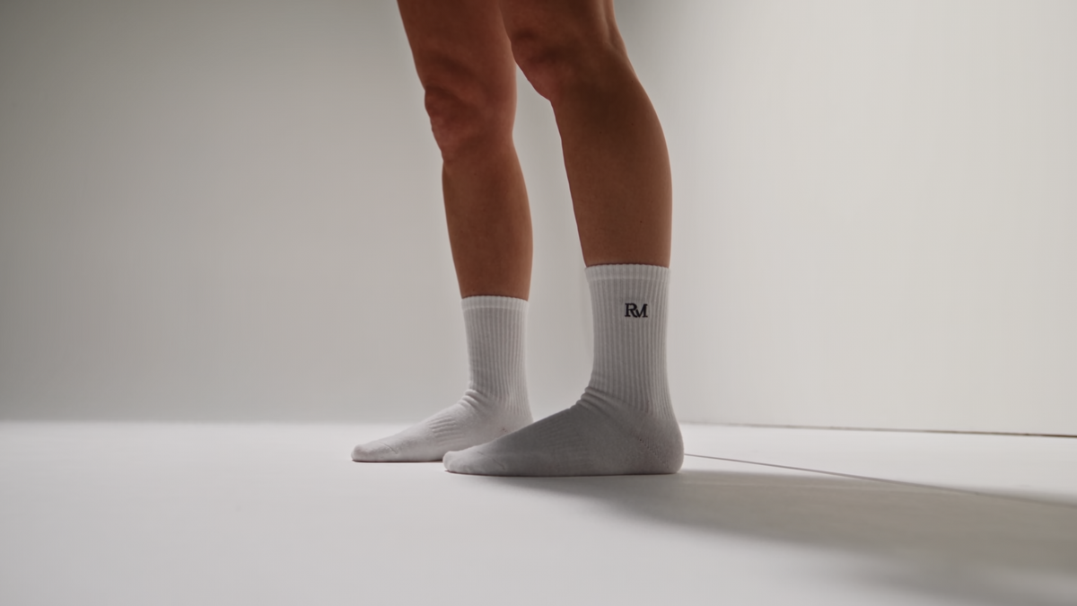 Weiße Tennissocken mit hohem Schaft am Model